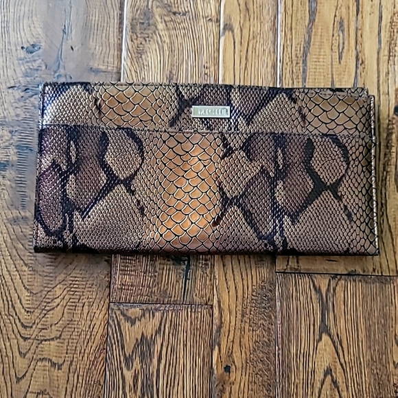 Miche Bag with 2 Covers and an Additional Set of Straps - Picture 4 of 8